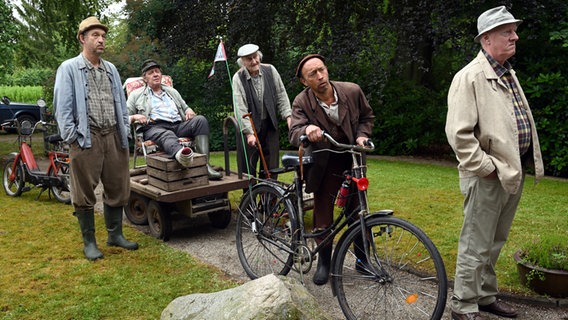Adsche, Brakelmann, Onkel Krischan, Kuno und Shorty stehen auf einem Weg. © NDR/Nico Maack Foto: Nico Maack
