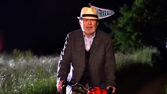 Szenenbild aus der 75. Büttenwarder-Folge "Nachruhm": Bürgermeister Günther Griem fährt Nachts Fahrrad. © NDR/Nicolas Maack Foto: Nicolas Maack