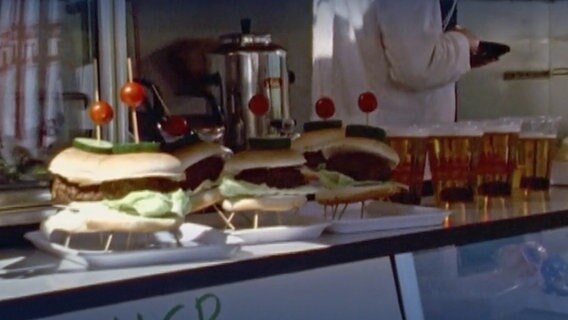 Szenenbild aus der 8. Büttenwarder-Folge "Ufos": Ein Hamburger in der Form eines Ufos. © NDR 