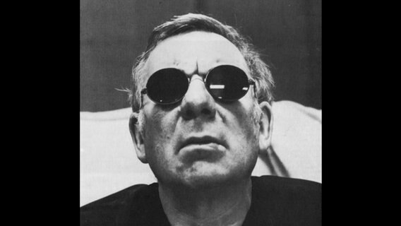 Ein älteres Porträt von Günter Kütemeyer, er trägt eine dunkle Sonnenbrille. © NDR 