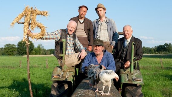 Die fünf Büttenwarder auf dem Trecker. © NDR/Nicolas Maack 