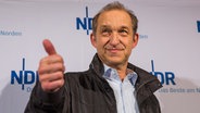 Peter Heinrich Brix posiert während der Büttenwarder-Kino-Premiere im Passage-Kino 2017 vor der Pressewand für die Fotografen. © NDR/Axel Herzig Foto: Axel Herzig