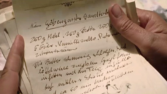 Szenenbild aus der 45. Büttenwarder-Folge "Kömkuchen": Ein handgeschriebenes Rezept der "Göbengarster Sandtorte". © NDR 