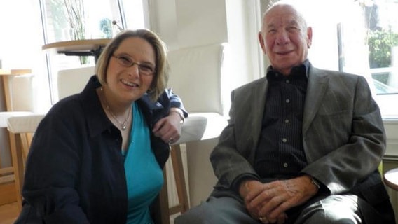Aufzeichnung "Wer hat's gesehen Special": Tanja Eich aus Ellerau war Kandidatin beim Großtadtrevier mit Jan Fedder. Die Büttenwarder-Aufzeichnung war anschließend. Das Foto mit Günter Kütemeyer entstand am 15.06.2010 im VIP Raum. © NDR/Tanja Eich Foto: Tanja Eich