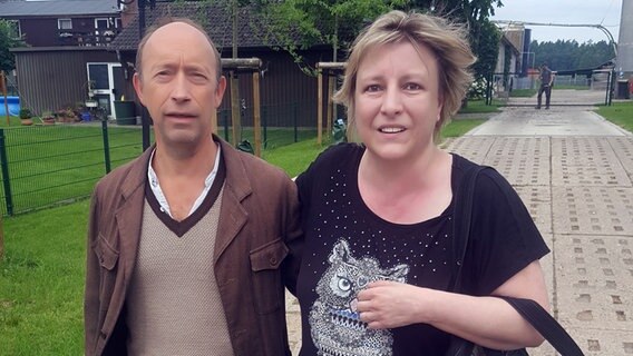 Glück muss Frau haben ... hier steht Sabine von Stemm aus Hamburg mit Sven Walser im Juli 2021 am letzten Drehtag vor Brakelmanns Hof. © NDR/Sabine von Stemm Foto: Sabine von Stemm