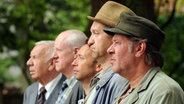 Bürgermeister Schönbiehl (Günter Kütemeyer), Shorty (Axel Olsson), Kuno (Sven Walser), Adsche (Peter Heinrich Brix), Kurt Brakelmann (Jan Fedder) v.l.n.r. © NDR/Nico Maack 