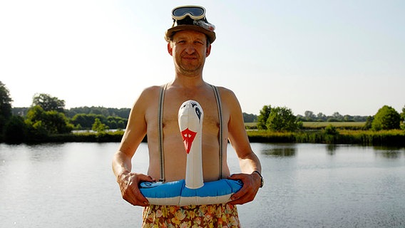 Szenenbild aus der 26. Büttenwarder-Folge "Endlich Urlaub": Adsche mit Schwimmring und Taucherbrille. © NDR/Nicolas Maack 