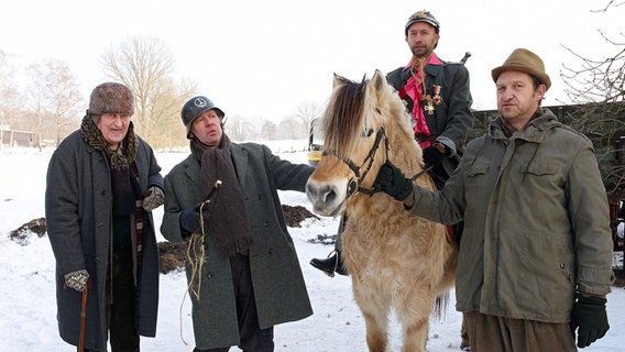 Onkel Krischan, Brakelmann, Kuno hoch zu Ross und Adsche im Schnee. © NDR/Sandra Hoever 