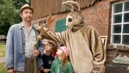 Szenenbild aus der 35. Büttenwarder-Folge "Ostern": Adsche und Kinder sind beim Brakelhasen auf Brakelmanns Hof. © NDR/Nicolas Maack Foto: Nicolas Maack