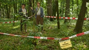 Brakelmann und Adsche untersuchen den Tatort im Wald. © NDR/Nicolas Maack Foto: Nicolas Maack