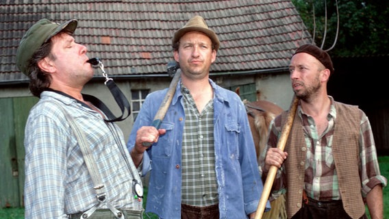 Szenenbild aus der 3. Büttenwarder-Folge "Bildungsschock": Brakelmann, Adsche und Kuno sind das Büttenwarder Quiz-Team. © NDR/Isa Walther 