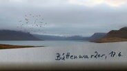 Blick auf einen Fjord, davor ein Zettel mit der Aufschrift: Büttenwarder, 17.6. © NDR 
