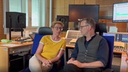 Saskia Fischer und Ulfert Becker erklären, wie der Podcast produziert wird. © NDR 