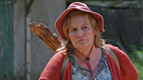 Suzanne von Borsody in der Rolle der Ylvie Tönnsen in der Kultserie "Neues aus Büttenwarder" © NDR/Nico Maack Foto: Nico Maack