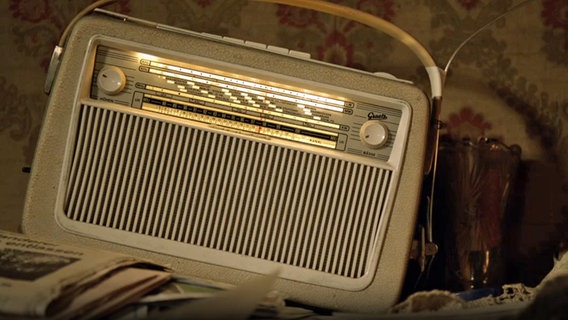 Szenenbild aus der 64. Büttenwarder-Folge "Radio": Brakelmanns Radio steht in der Stube. © NDR 