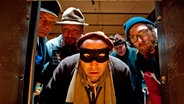 Szenenbild aus der Doppelfolge (56/57) Rififi: Eggi, Arno, Kuno, Onkel Krischan und Heinzi blicken in einen Tresor. © NDR/Nico Maack Foto: Nico Maack
