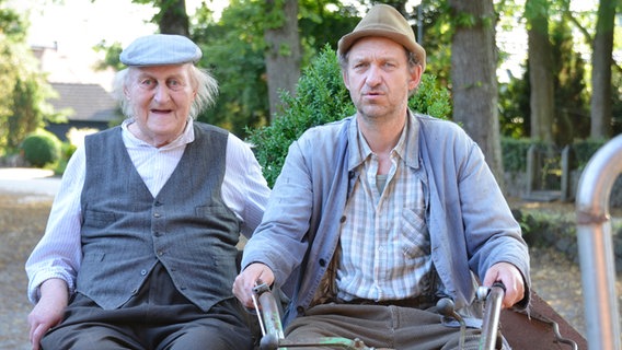 Szenenbild aus der 53. Büttenwarder-Folge "Sinn": Adsche mit seinen Onkel Krischan. © NDR/Nico Maack Foto: Nico Maack
