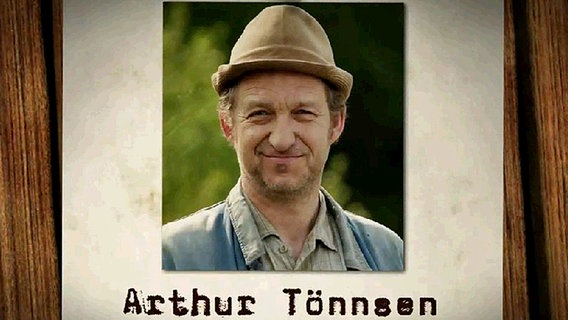 Neues aus Büttenwarder: Steckbrief Arthur "Adsche" Tönnsen. © NDR 