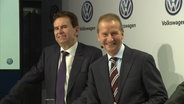 Herbert Diess lacht auf einer VW-Pressekonferenz. © NDR 