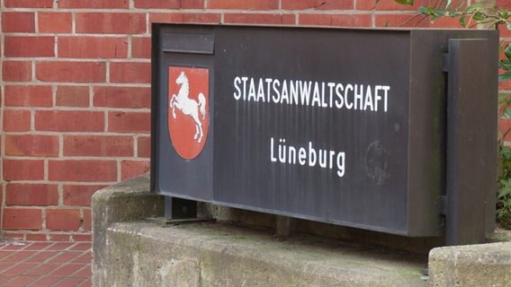 Auf einem dunklen Schild steht "Staatsanwaltschaft Lüneburg". © NDR 