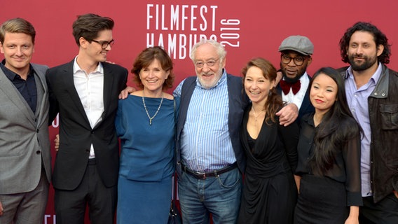 "Nordlichter"-Regisseur Gregory Kirchhoff (2. v. links) mit seinen Schauspielern von "Ostfriesisch für Anfänger" beim Filmfest Hamburg, darunter Dieter Hallervorden (Mitte) © NDR Foto: Patricia Batlle