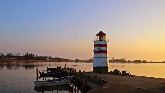 Ein Leuchtturm in der Abendsonne. © NDR Foto: Anke Hanusik aus Grimmen