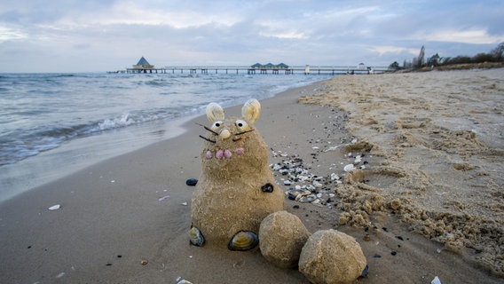 Osterhase aus Sand am Strand. © NDR Foto: Ronny Heim aus dem Ostseebad Heringsdorf