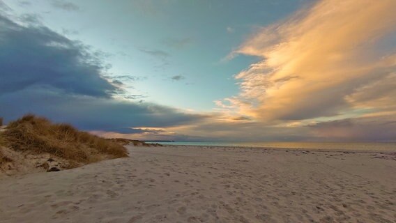 Strand bei Sonnenuntergang. © NDR Foto: Mike Sommer aus Rostock