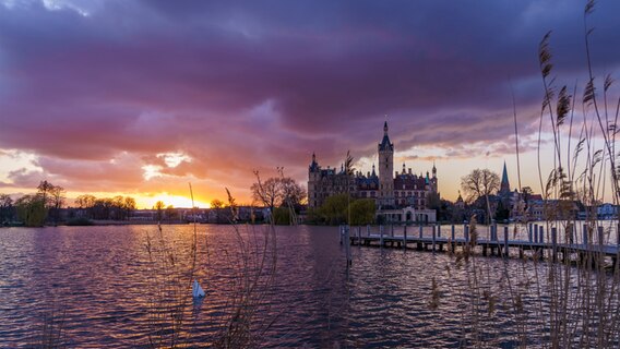 Das Schweriner Schloss im Sonnenuntergang © NDR Foto: Gabriele Kaulfürst aus Schwerin