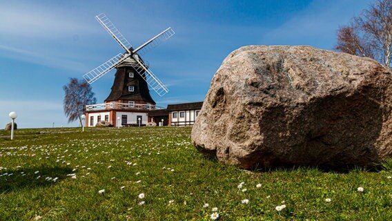 Ein großer Stein vor der Mühle in Klütz. © NDR Foto: Helmut Strauß aus Grevesmühlen