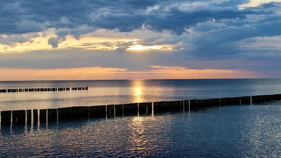 Sonnenuntergang am Meer. © NDR Foto: Lea Schütz aus Börgerende