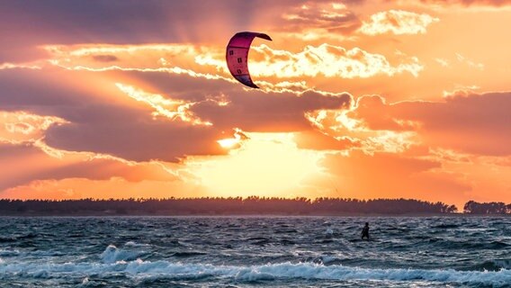 Kitesurfer bei Sonnenuntergang © NDR Foto: Klaus Haase aus dem Ostseebad Prerow