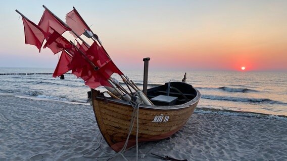 Fischerboot am Strand. © NDR Foto: Karsten Labahn aus Kölpinsee