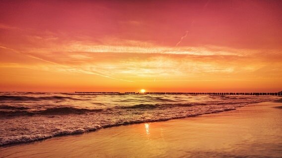 Sonnenuntergang am Meer. © NDR Foto: Henryk Wank aus Ribnitz-Damgarten