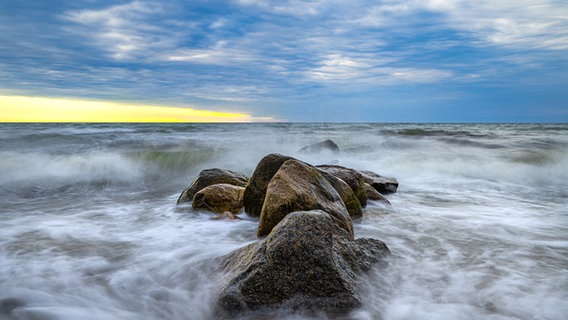 Große Steine im Meer. © NDR Foto: Hubert Brenner aus Hameln