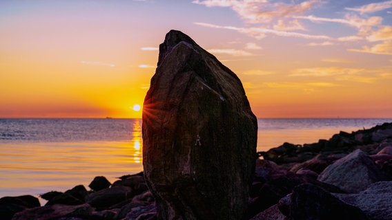 Großer Fels vor der untergehenden Sonne. © NDR Foto: Peter Lehmann aus Rostock