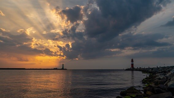 Leuchtturm bei Sonnenuntergang. © NDR Foto: Peter Lehmann aus Rostock
