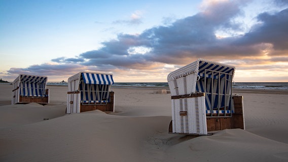 Drei Strandkörbe am Ostseestrand. © NDR Foto: Günter Kamp aus Greifswald