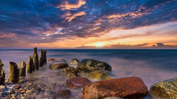 Langzeitbelichtung der Ostsee bei Sonnenuntergang. © NDR Foto: Max Marschner aus Kühlungsborn