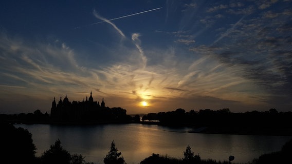 Das Schweriner Schloss bei Sonnenaufgang © NDR Foto: Sebastian Oldenburg aus Schwerin