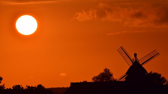 Eine Windmühle bei Sonnenuntergang. © NDR Foto: Jürgen Nagorsnick aus Kloster Tempzin
