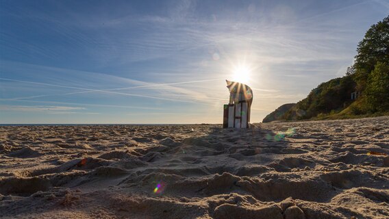 Ein Strandkorb beim Sonnenaufgang am Strand von Koserow. © NDR Foto: Lena Sowodniok aus Koserow