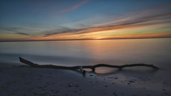 Sonnenuntergang am Weststrand in Prerow. © NDR Foto: Lutz Appel aus Neubrandenburg