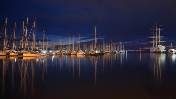 Boote am Stralsunder Hafen zur blauen Stunde. © NDR Foto: Axel Plate aus Stralsund