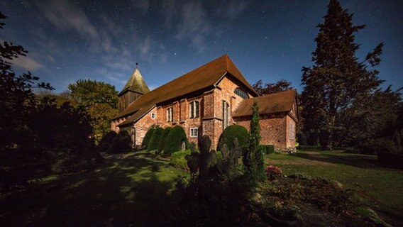 Seemannskirche Prerow unter dem Sternenhimmel. © NDR Foto: Klaus Haase aus Prerow