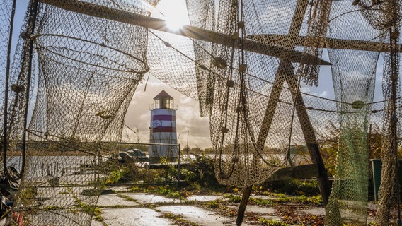 Leuchtturm hinter vielen Fischernetzen. © NDR Foto: Hartmut Heidrich aus Stralsund