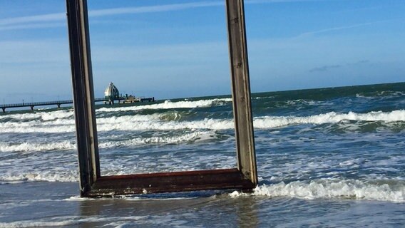 Ein Bilderrahmen steht am Ufer von Zingst. © NDR Foto: Adelheid Gretzinger aus Pruchten