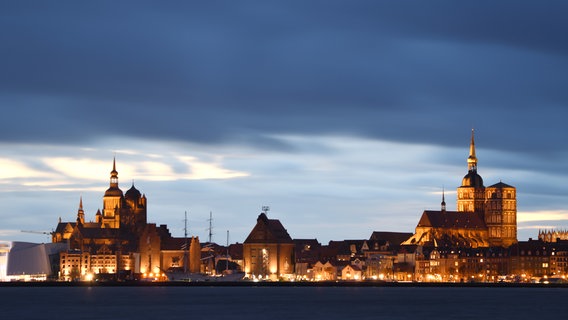 Die Skyline von Stralsund zur blauen Stunde. © NDR Foto: Axel Plate aus Stralsund