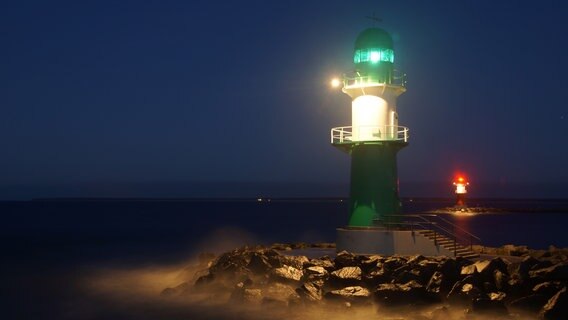 Warnemünder Mole bei stürmischen Wetter mit Langzeitbelichtung. © NDR Foto: Peter Schumacher aus Sievershagen