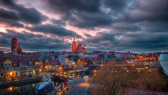 Stralsund beleuchtet zur blauen Stunde. © NDR Foto: Manfred Sagan aus Stralsund